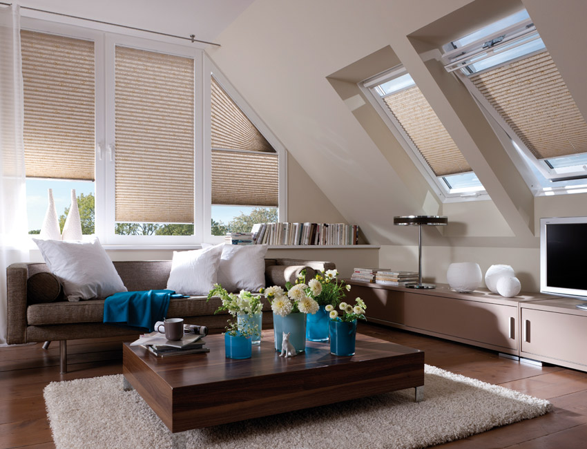 modern nappali plissevel tetőtérben